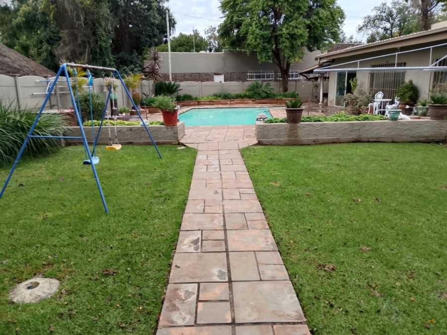5 Bedroom Property for Sale in Lourenspark North West